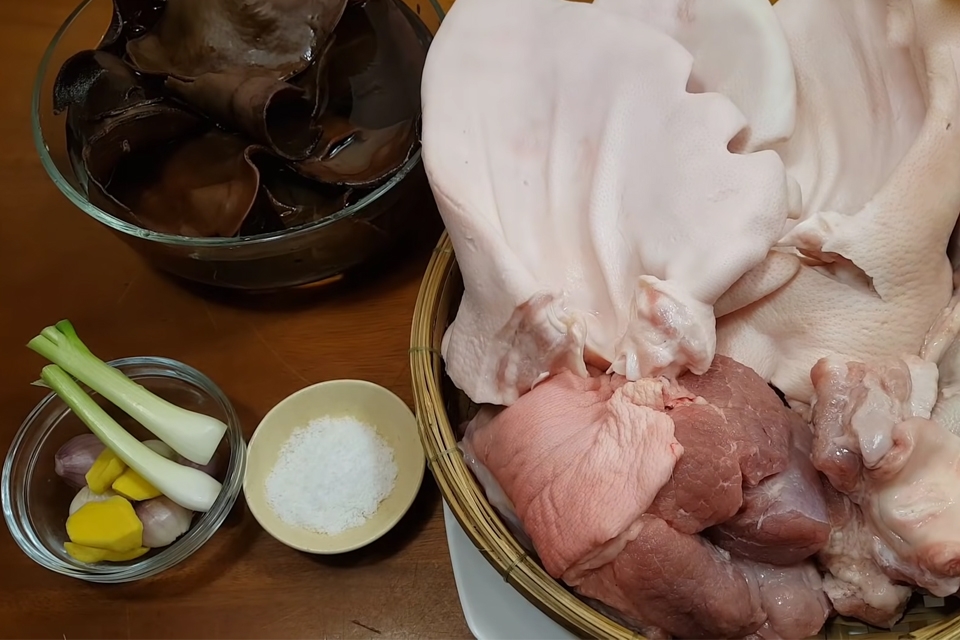 Chuẩn bị nguyên liệu làm chả thủ giòn ngon